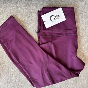 NEVER WORN - Zyia Active Plum Pocket Light n Tight Hi-Rose Capri 20” Leggings
